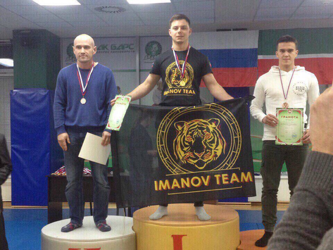 Михаил Эмирсуинов на первом месте пьедестала с золотой медалью, Казань