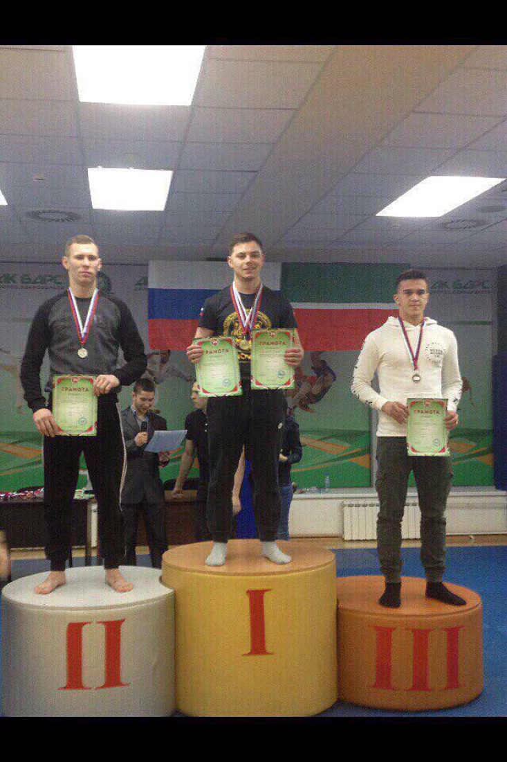 Михаил Эмирсуинов на первом месте пьедестала с медалью и грамотами, соревнования в Казани
