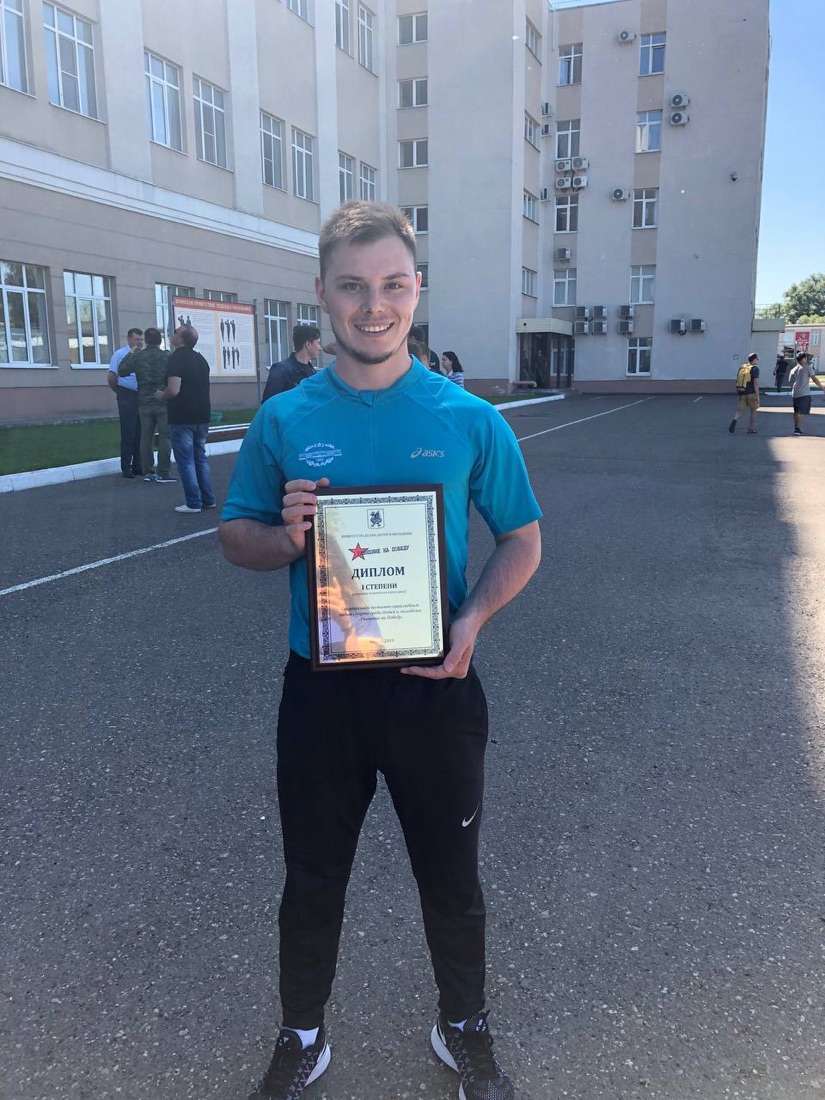 Михаил Эмирсуинов с дипломом 1 степени военно-спортивного конкурса
